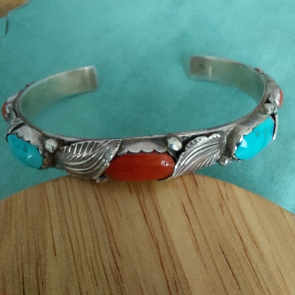 Bracelet-Simplicio Sterling Turquoise and RED Coral. 1/2" wide open cuff - Picture 3 of 7